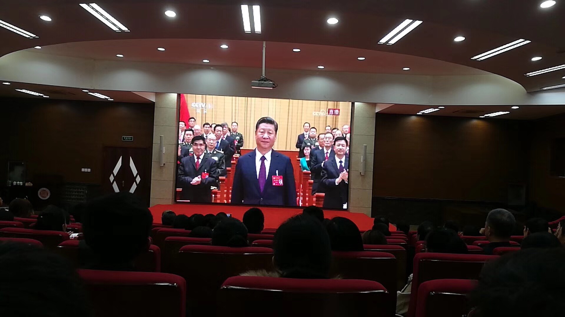 鄰社室內(nèi)led顯示屏播放十九大勝利召開