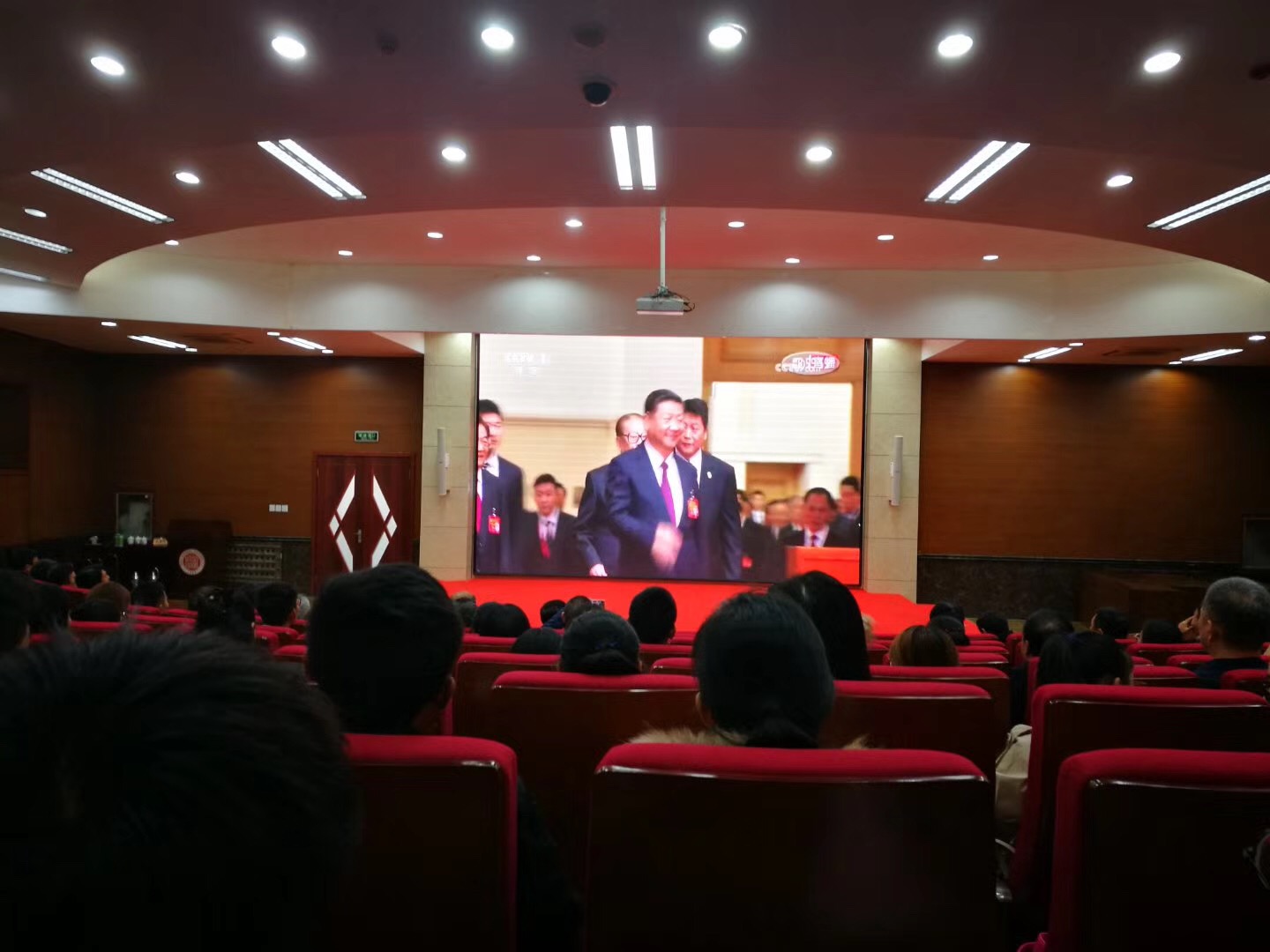 鄰社室內(nèi)led顯示屏播放十九大勝利召開